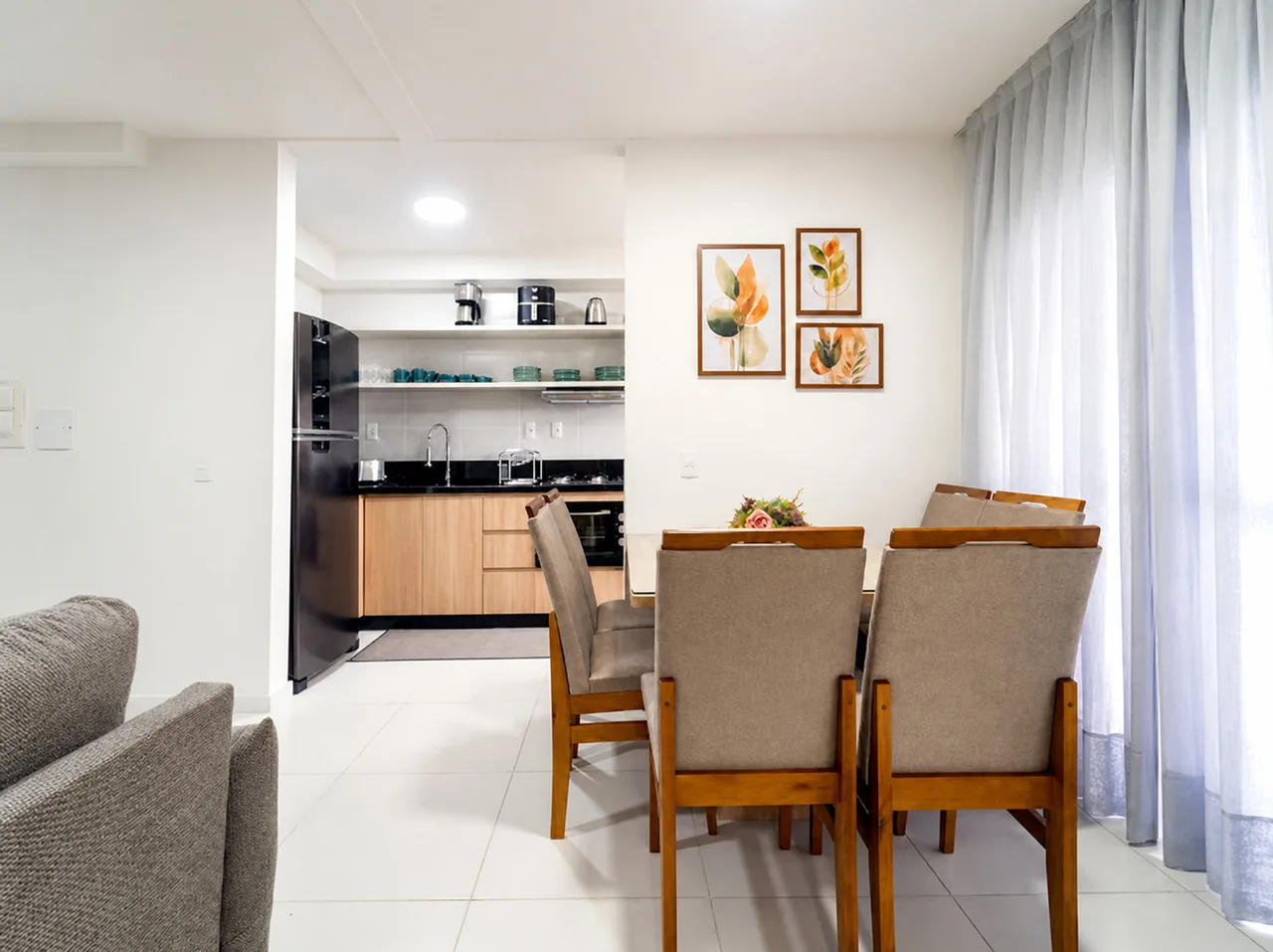 Mesa de jantar de madeira para quatro pessoas, ao lado da cozinha