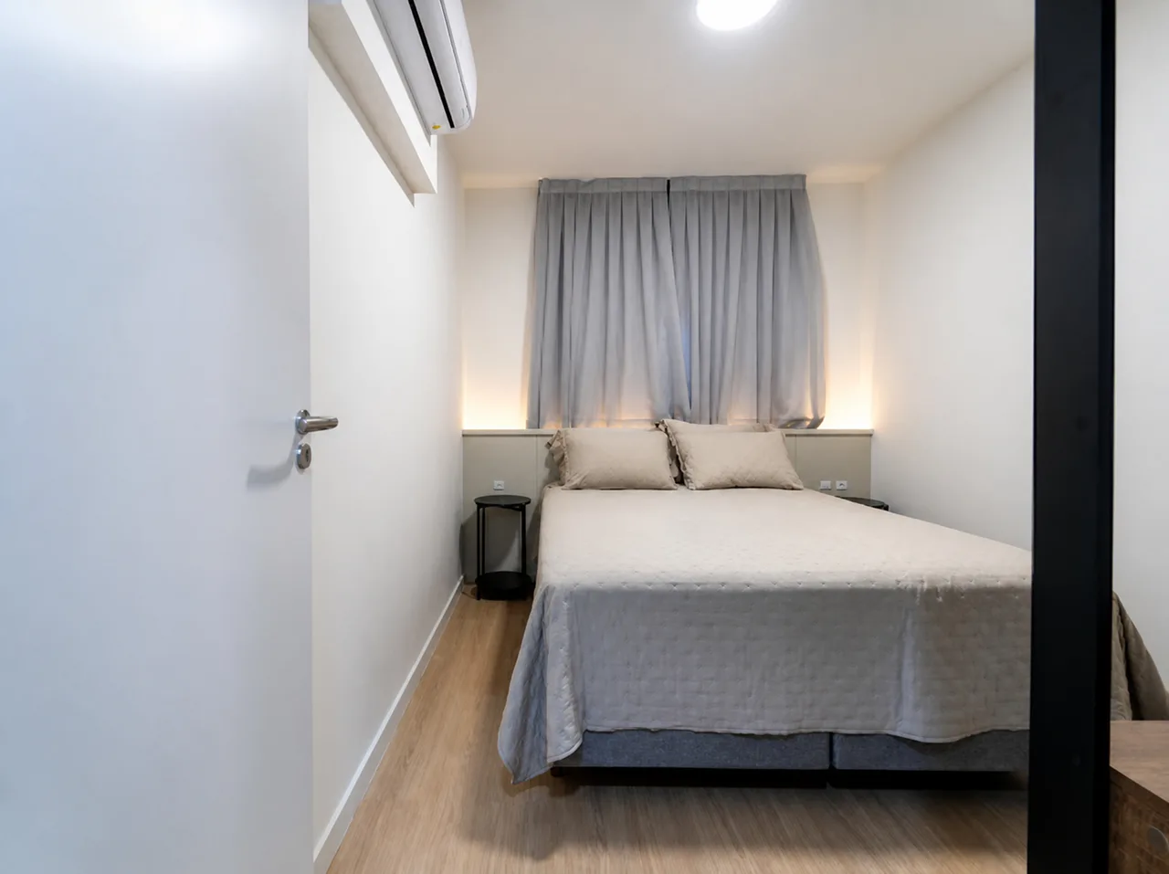 Segundo quarto com cama queen, ar-condicionado e piso de madeira