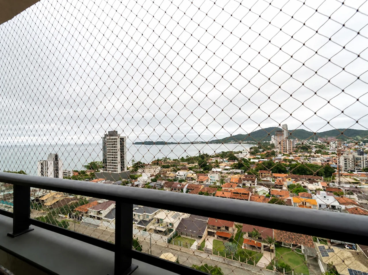 Vista do mar e dos telhados de Penha a partir da varanda do apartamento, no 16º andar